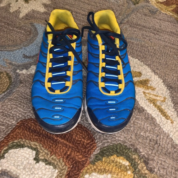 6y boys nike plus! in great condition only worn a couple times - Picture 2 of 3